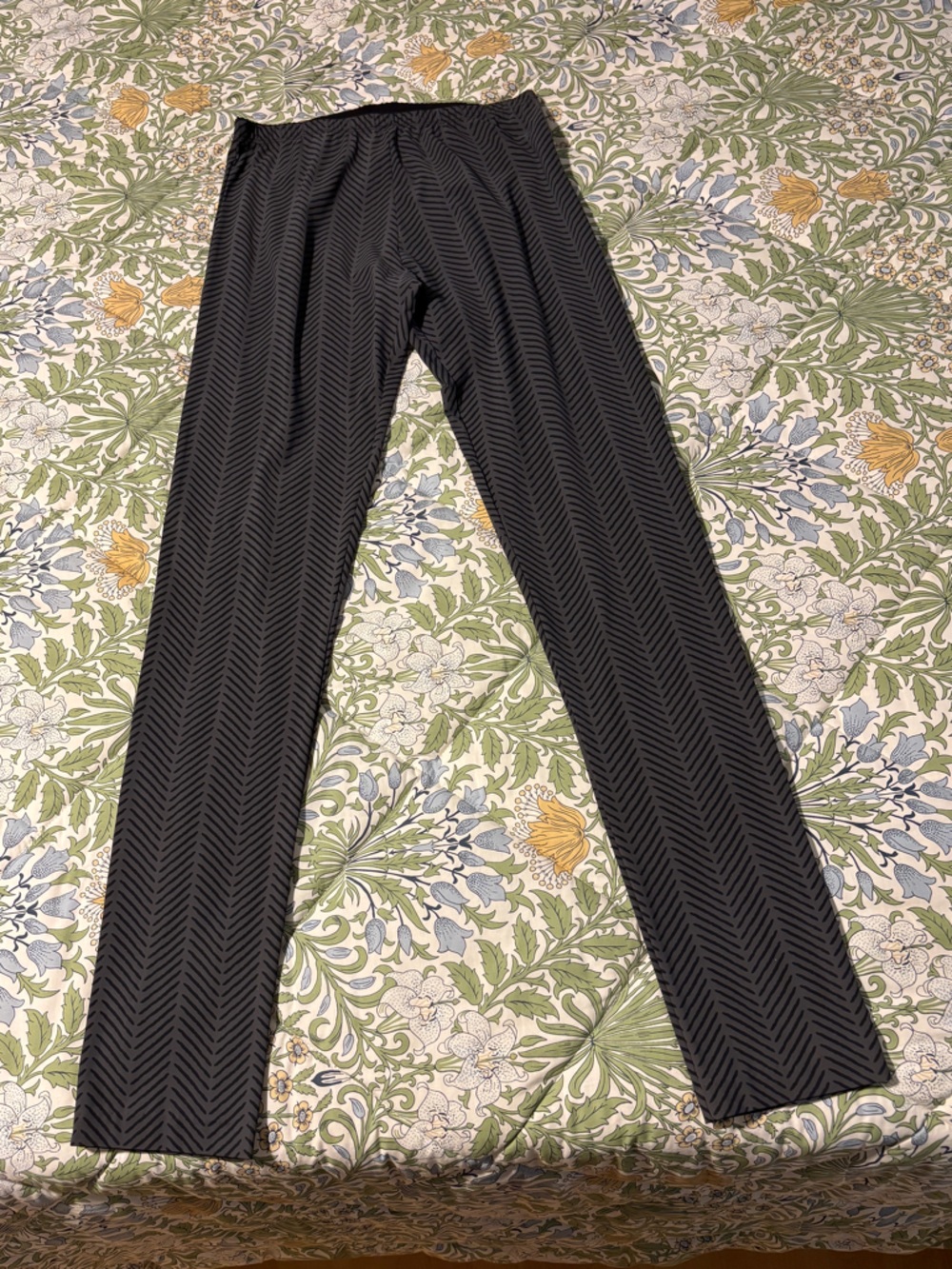 Porto Gray and Black Chevron-Pattern Women’s Leggings 2 (M/8)